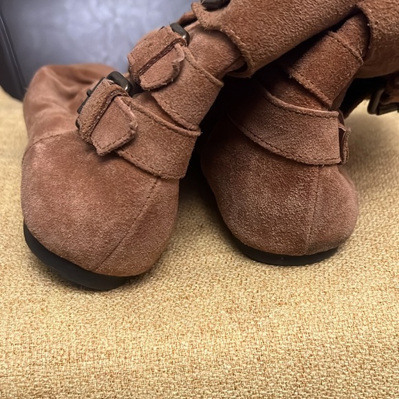 Cute suede ankle boots size 7M - Picture 5 of 10